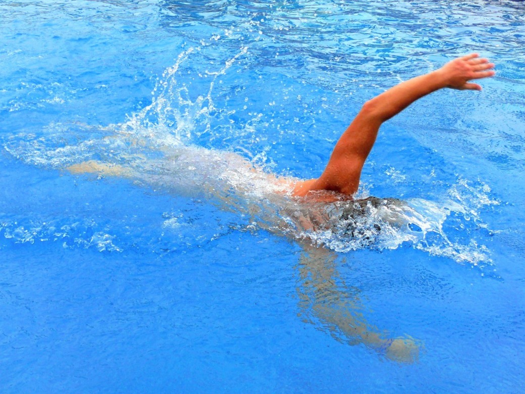 Как научиться плавать взрослому человеку в бассейне
